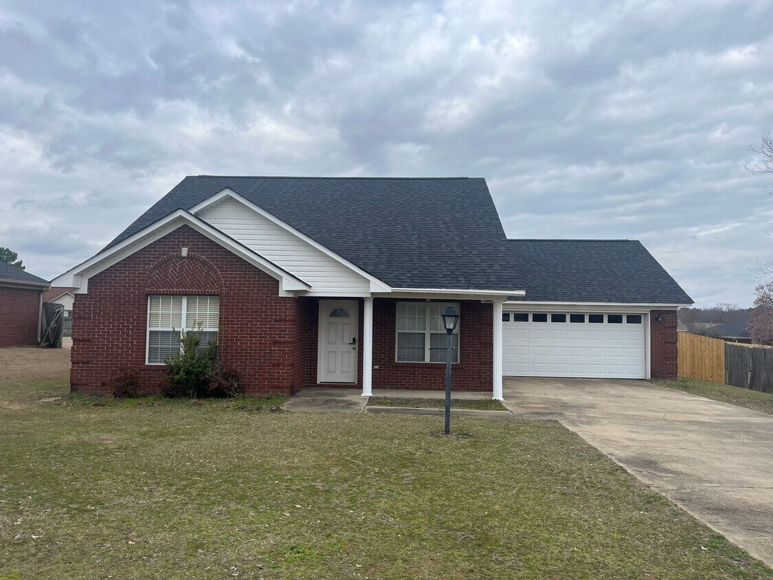 Primary Photo - Great 3 Bedroom, 2 Bath