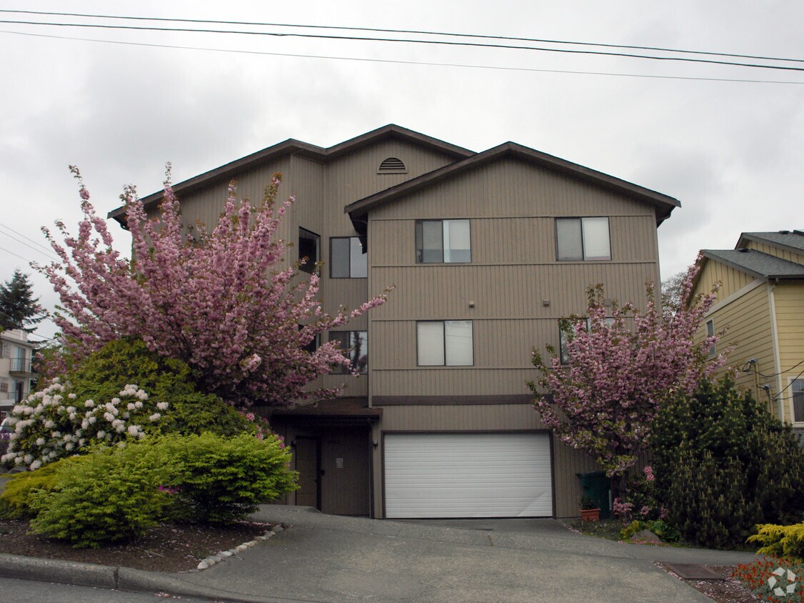 Building Photo - North Green Lake Apartments