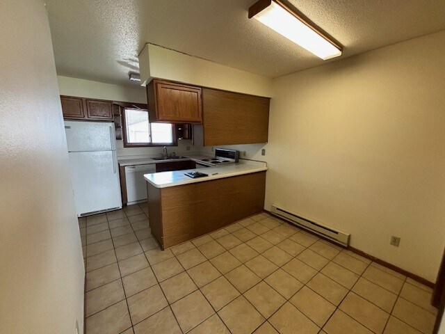Building Photo - 853 Kari Dr