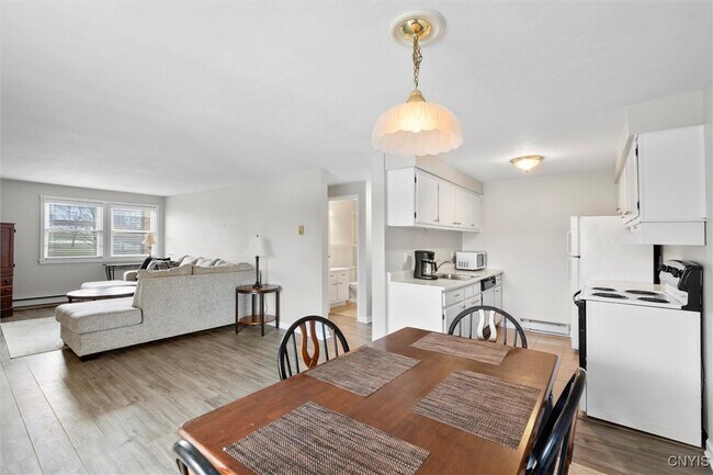 Foto del edificio - 576 Village Blvd N