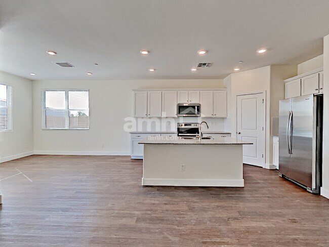 Foto del edificio - 5925 W Columbine Dr