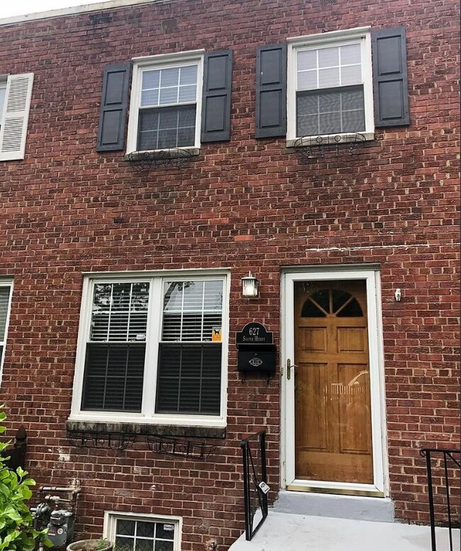 Building Photo - 627 S Henry St