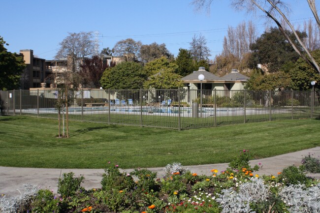 Foto del edificio - 1051 Beach Park Blvd