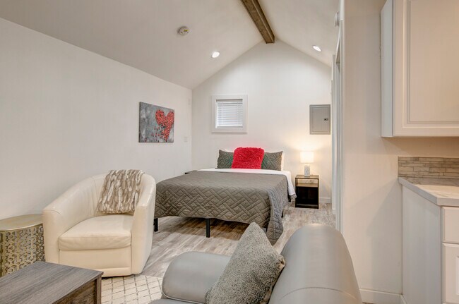 Foto del edificio - 1757 SR 105