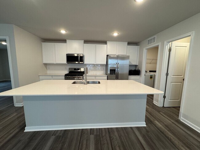Building Photo - Move In Ready 5BR/2.5BA Home located near UNCC!