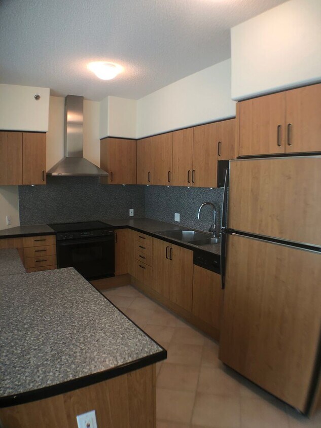 Foto principal - 1 bed, 1 bath, 1 parking with a lanai, loc...