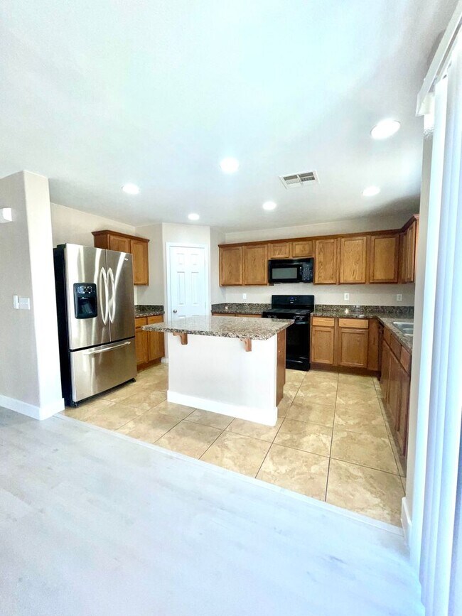 Building Photo - 4 Bedroom Updated Home steps from Liberty ...