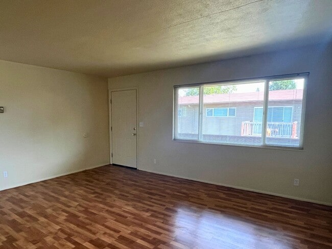 Building Photo - (WLO) Remodeled 2 Bed/1 Bath close to campus