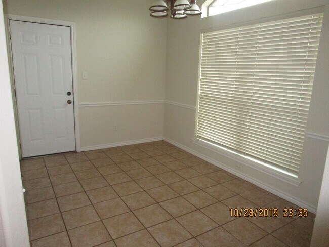 Foto del edificio - College Station - Spacious 3 bedroom/ 3 bath duplex off Graham Rd