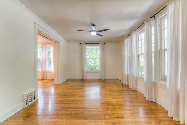 Foto del edificio - Beautiful 2 story home in the Central Gard...