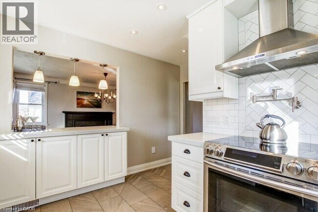 Photo du bâtiment - 704 Central Ave