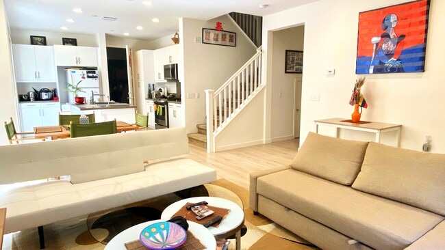 Building Photo - 22 Poppy