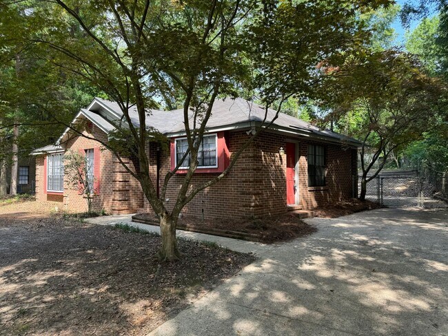 Building Photo - 3-Bedroom Move in ready and waiting for you!