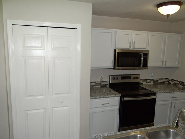 Building Photo - 3 bed, 2.5 bath townhome - Move in special!!