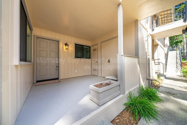 Foto del edificio - 250 Forest Ridge Rd
