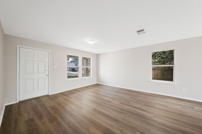 Building Photo - 4 Bedroom 2.5 Bathroom located in Mission ...