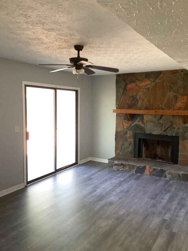 Foto del edificio - 2825 Fox Hall Ln N