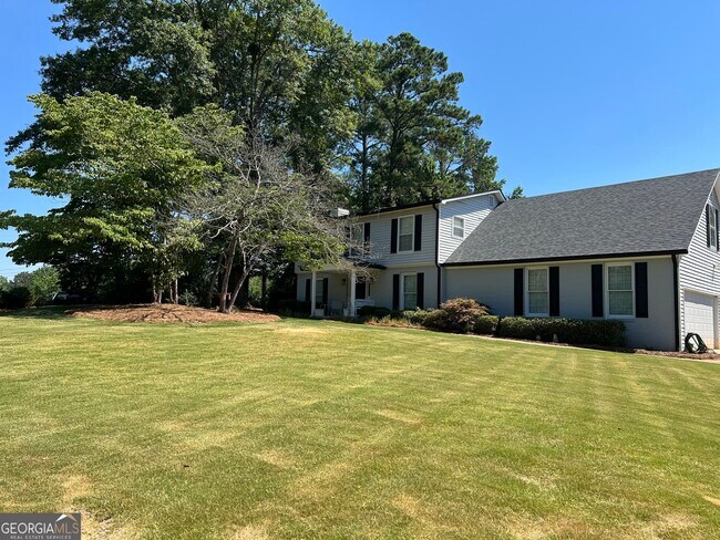 Building Photo - 8 Pine Ridge Dr