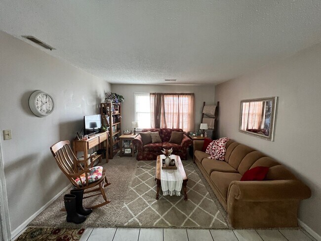 Foto del edificio - Pre-Leasing for 26/27 School Year