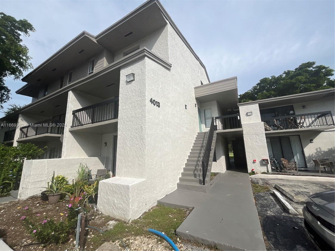 Primary Photo - 4013 N University Dr