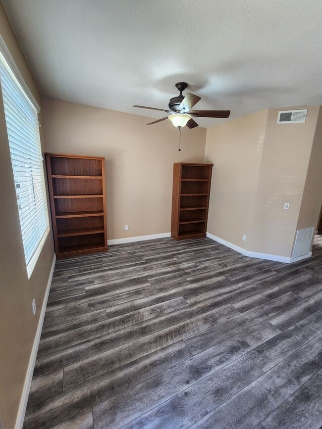 Building Photo - Gorgeous & Spacious 3Bd/2.5Ba, 1,679 SqFt, 2-story Condo - Central A/C & heat, Washer/Dryer - 2 C...