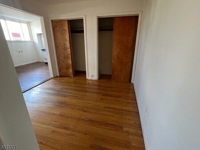 Building Photo - 526 Valley Brook Ave