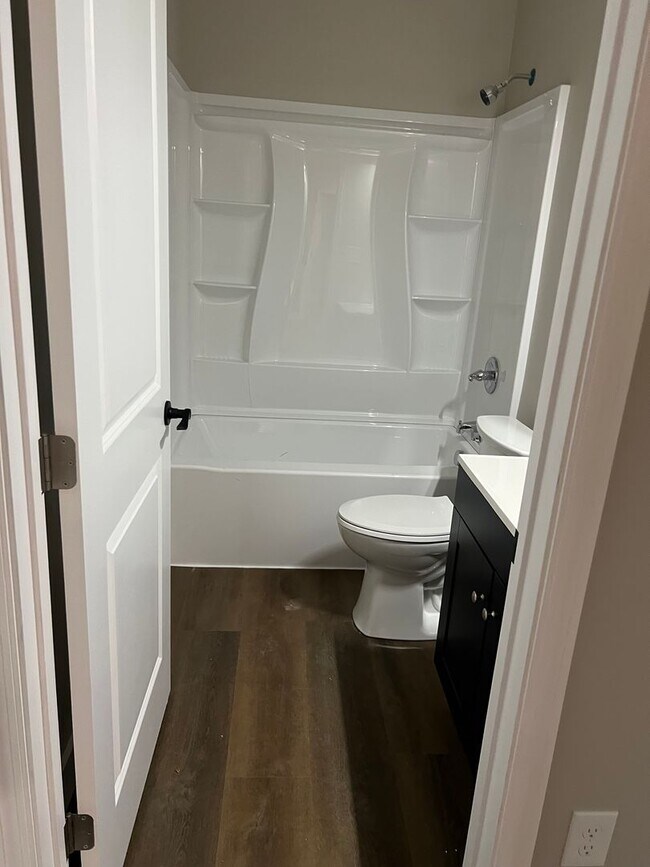 Foto del edificio - 2 Bedroom/2 Bath Newly Renovated Apartment for Lease