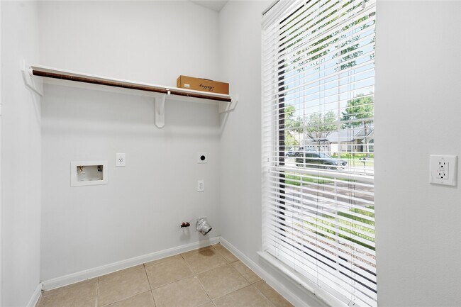 Foto del edificio - 6165 Darlington Ct
