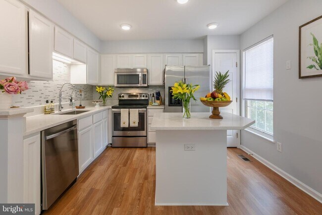 Main level kitchen - 43287 Railstop Ter