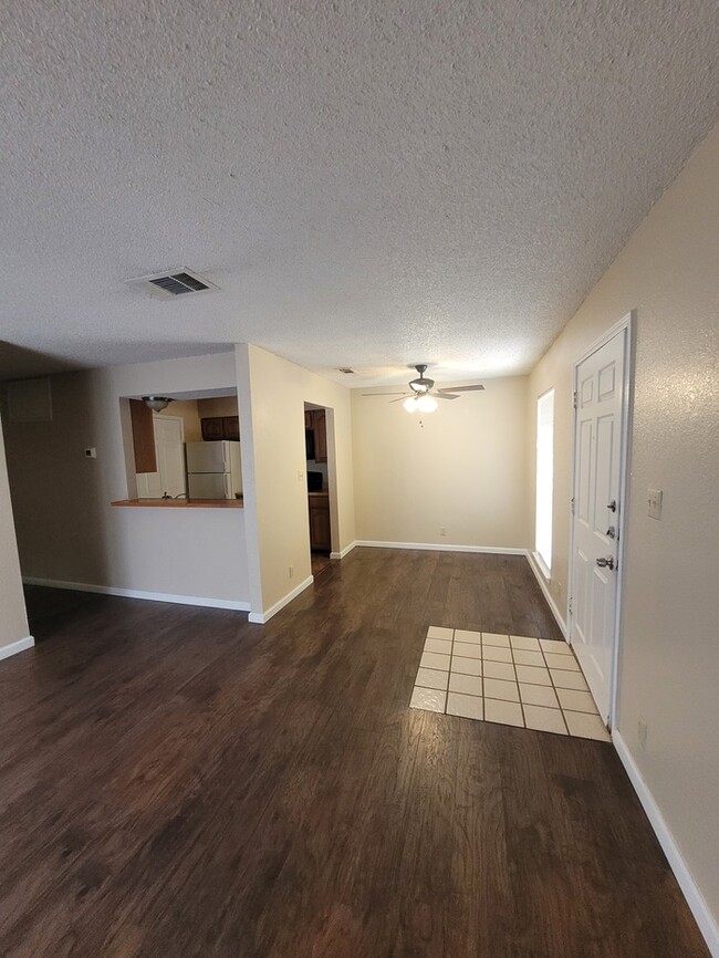 Foto del edificio - 1 bed 1 bath condo, pool on site!