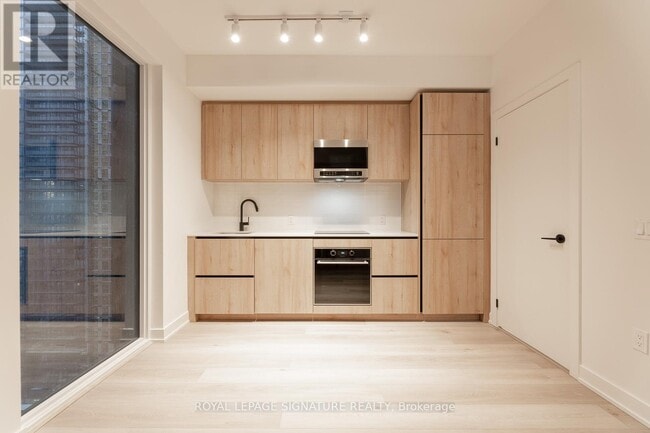 Photo du bâtiment - 117-1117 Broadway Ave