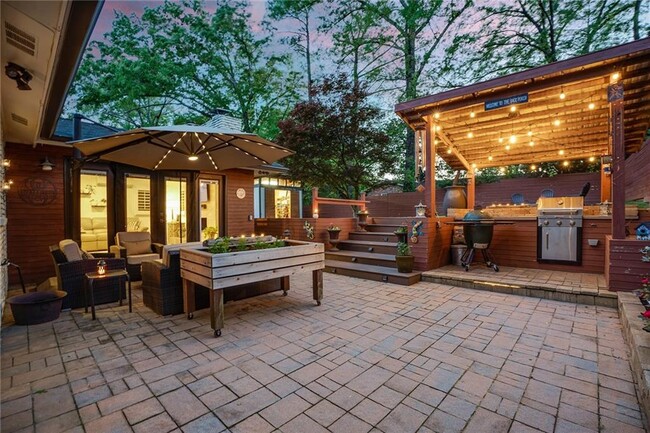 Building Photo - 3844 Longview Dr