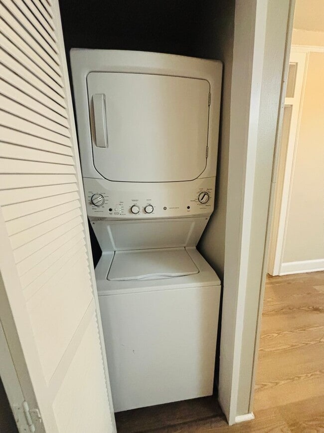 Building Photo - MOVE-IN READY & AVAILABLE NOW!