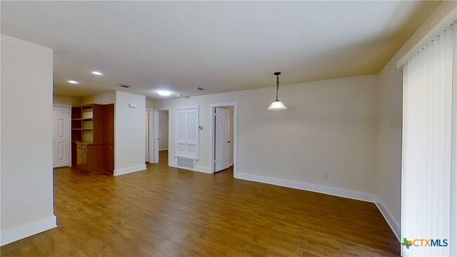 Building Photo - 2107 Magnolia Dr