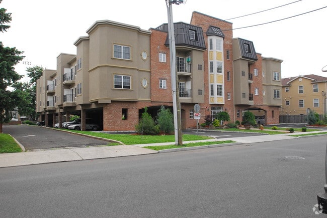 Building Photo - Maple Bay Estates