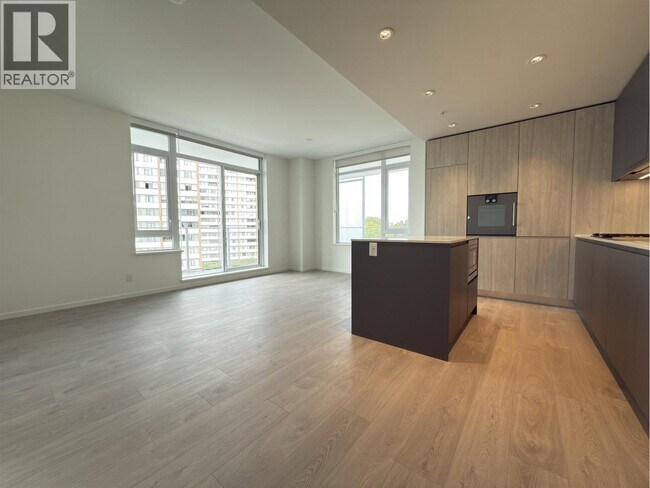 Photo du bâtiment - 6600-6600 Minoru Blvd