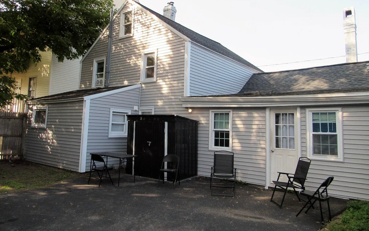 Building Photo - 164 Douglas St