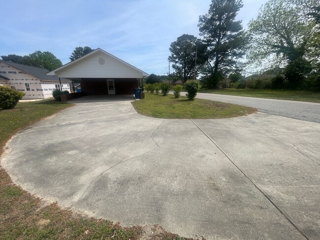 Foto del edificio - Brick Ranch- Dunn- 4 bedroom 2.5 bath- 2 car carport- Corner Lot