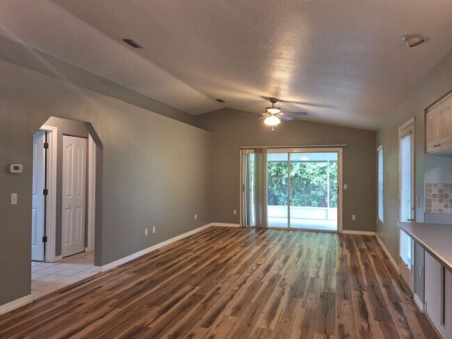 Foto del edificio - 3BR 2BA plus 2 Car Garage Florida Shores
