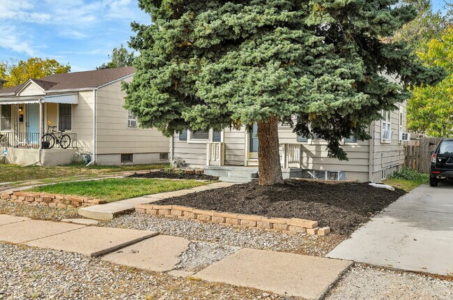 Building Photo - 3 Bedroom 2 Bathroom Home Available August 7th!