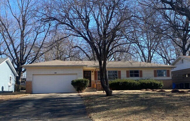 Building Photo - 2 bedroom 1.5 bath charming home