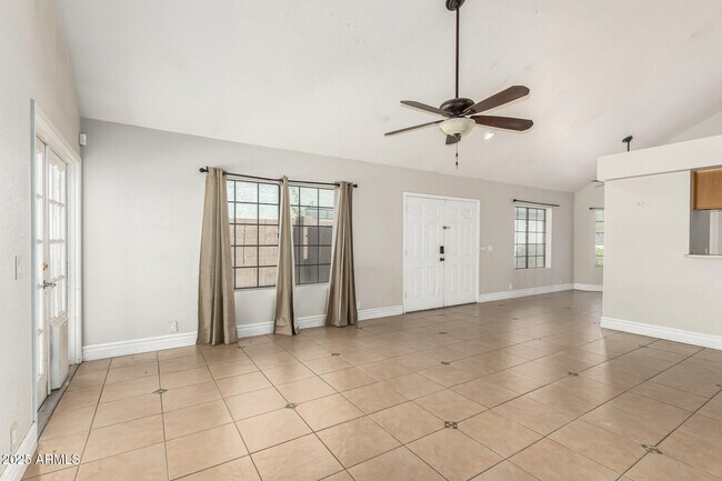 Foto del edificio - 1518 E Rockwood Dr