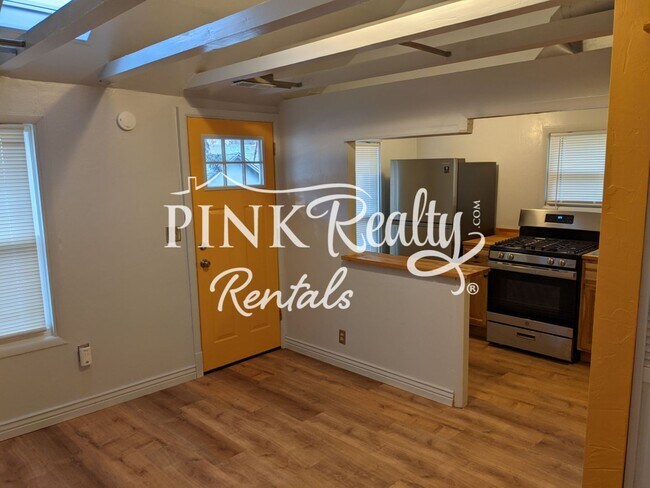 Building Photo - Nice 2 Bedroom in Desirable Manitou Springs!