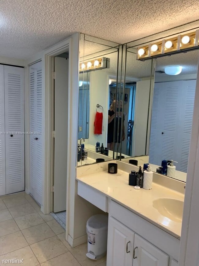 Foto del edificio - 3701 N Country Club Dr