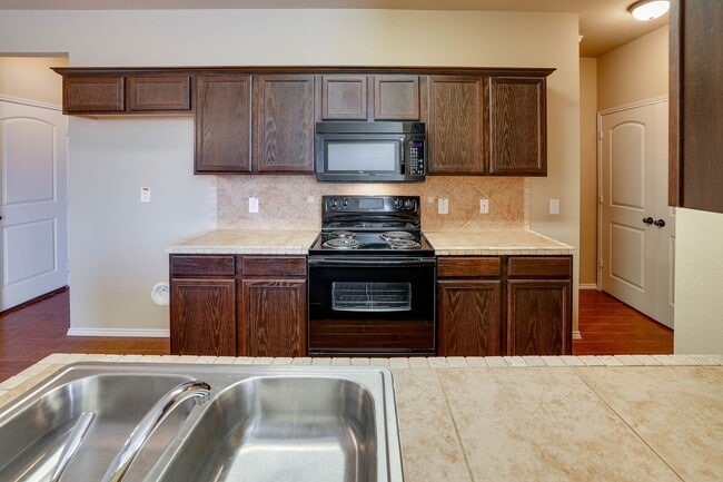 Building Photo - AVAILABLE NOW! BEAUTIFUL 3 BEDROOM TOWNHOU...