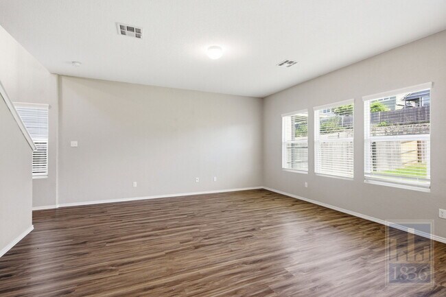 Foto del edificio - 108 Wind Flower Ln