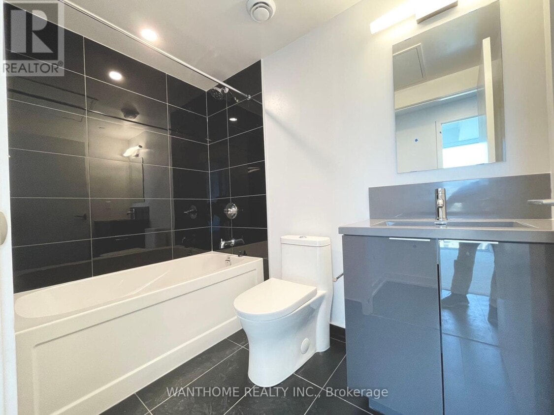 Photo principale - 238-2238 Simcoe St