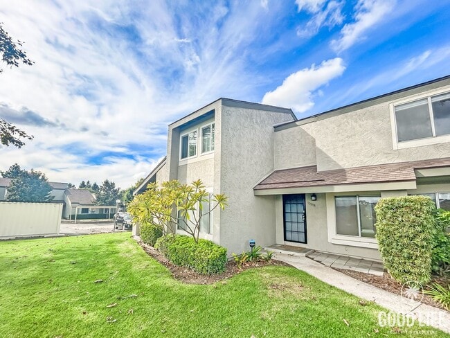 Foto del edificio - Stunning 3BD/2.5BA W/ Reserved Parking and Community Pool in Tierrasanta!