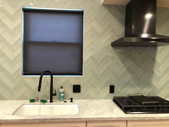 Cocina con azulejos personalizados - 3714 E 12th St