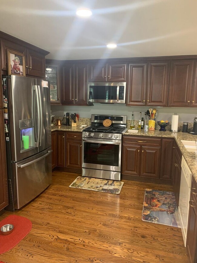 Building Photo - 2 br, 3 bath House - 410 W Riverview Circle